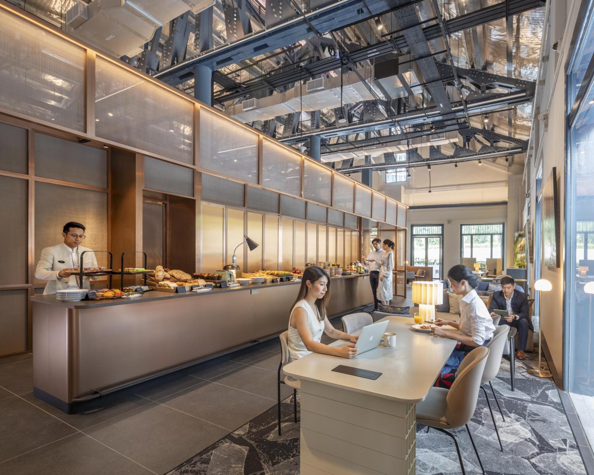 Fraser River Promenade, Khách sạn hẻo lánh 5*